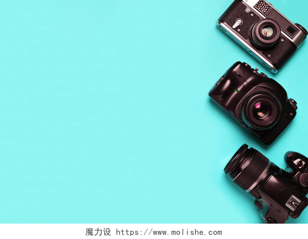 蓝色背景上的三个相机三个老式的旧照片相机在一个蓝色的背景。照片演变